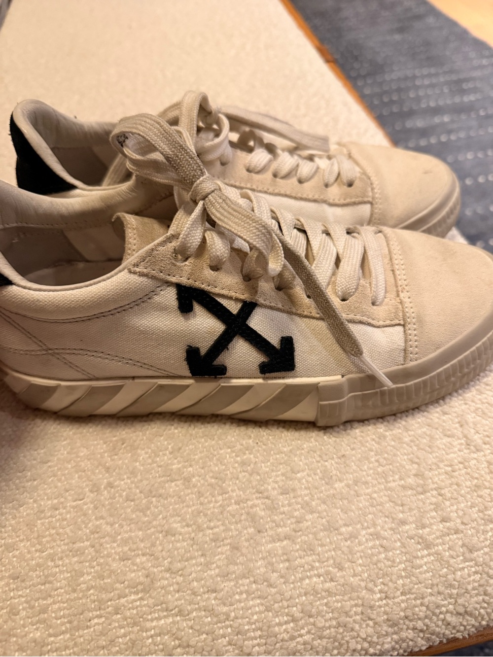 Off White Low Vulcanized Canvas white/black with “this and that” heel tabs